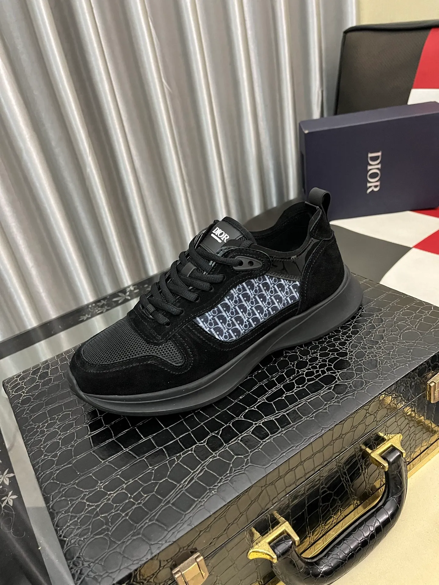 Men's shoes💰: 360⌚️⌚️[Dior] Dior's new men's genuine leather casual shoes, the highest version on the market, any comparison is welcome🆚! The original leather has excellent texture and is super high-end! Fetal sheep net lining imported from Italy, removable pad! Luxurious materials and fine workmanship, highly recommended! Code number: 38-444️⃣Colors available